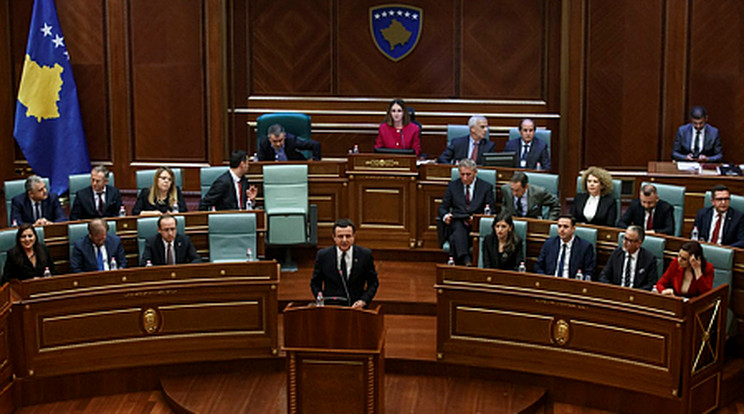 Albin Kurti, az Önrendelkezés párt elnöke a pristinai ülésteremben, miután a koalíciós kormány miniszterelnökévé választotta a parlament 2020. február 3-án/Fotó: MTI/EPA/Valdrin Xhemaj