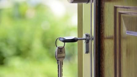 Beperelték a luxusingatlan tulajdonosait az önkényes házfoglalók, most az övék a lakás