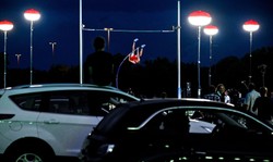 Mityng tyczkarski z widownią w… kinie samochodowym