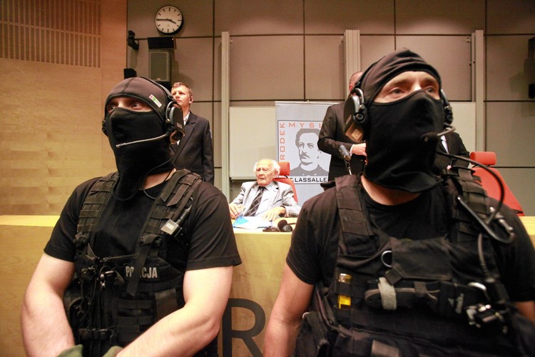 Narodowcy krzyczeli na wykładzie prof. Zygmunta Baumana. Interweniowała policja