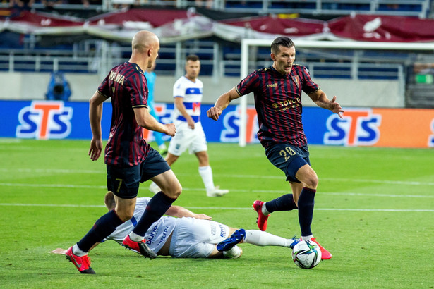 Piłkarze Pogoni Szczecin Rafał Kurzawa (L) i Alexander Gorgon (P) oraz Vedran Jugović (C) z zespołu NK Osijek podczas pierwszego meczu 2. rundy eliminacji Liga Konferencji w Szczecinie