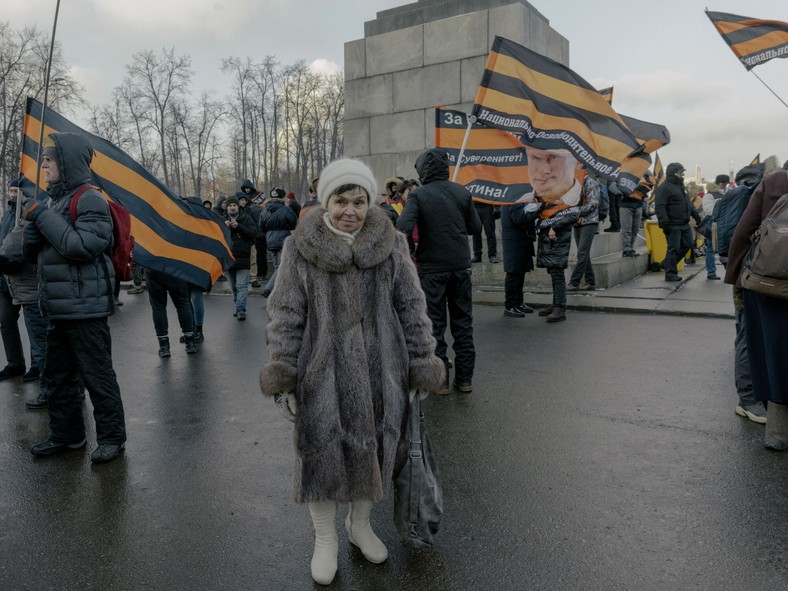 Anna Wasiljewna, zwolenniczka Władimira Putina, na imprezie pod nazwą "Chwała Obrońcom Ojczyzny" na stadionie Łużniki w Moskwie, 22 lutego 2023 r.