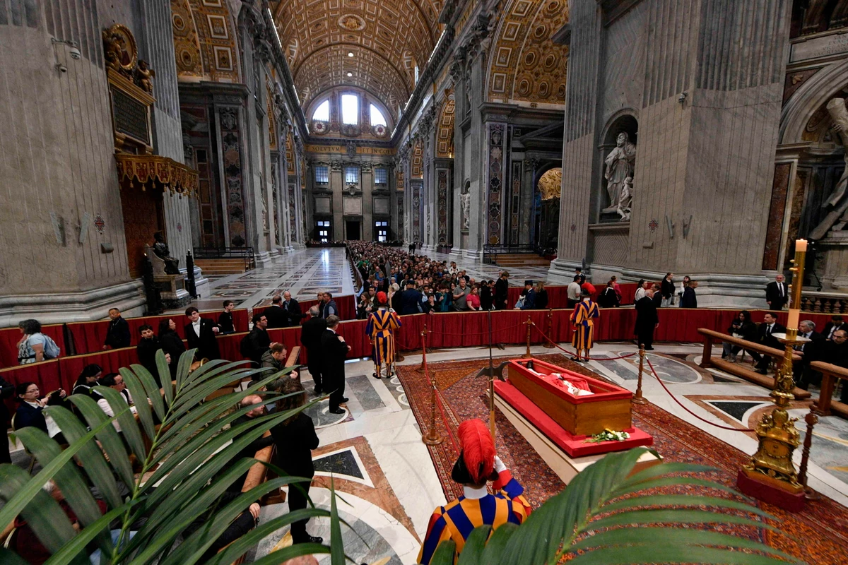 Problemy z organizacją pogrzebu papieża Franciszka. Brakuje miejsc dla polityków