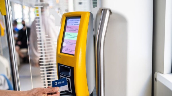 Bilet metropolitalny to idealne rozwiązanie dla tych osób, które pracują lub studiują w Krakowie, a mieszkają w gminach ościennych.