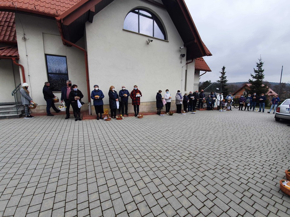 Święcenie pokarmów w parafii im. Brata Alberta w Radwanowicach