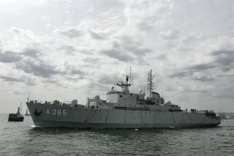 Cwiczeniach NATO pod kryptonimem Noble Mariner 07. Manewry sa sprawdzianem elitarnych jednostek Sil Odpowiedzi Sojuszu Polnocnoatlantyckiego. Odbywaja sie na wodach Baltyku, Morza Polnocnego i w Ciesninach Baltyckich. Polskie sily morskie wystawily komponent okretowy, lotnictwo morskie oraz jako jeden z gospodarzy manewrow, zabezpieczenie logistyczne, hydrograficzne i meteorologiczne.Nz. okrety wojenne wyplywanajce na manewry z Portu Wojennego w Gdyni Oksywiu.14.05.2007fot. Wojtek Jakubowski / KFP