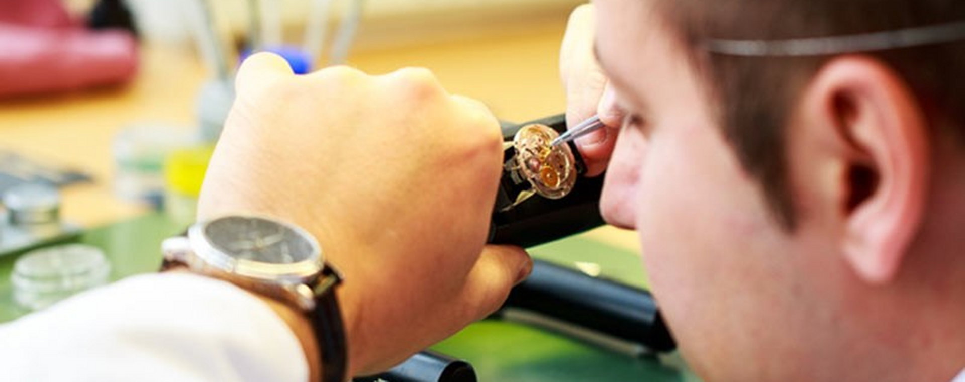Rodzinna manufaktura w Szwajcarii nie zrywa z tradycją i pokazuje, jak może wyglądać współczesny zegarek