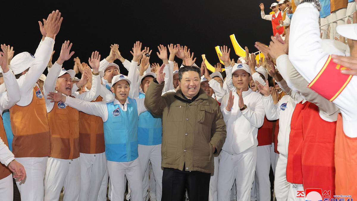 Kim Dzong Un świętuje start północnokoreańskiej rakiety z satelitą szpiegowskim na pokładzie