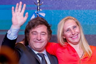 Argentyńczycy wybrali na nowego prezydenta skrajnego liberała Javiera Mileia