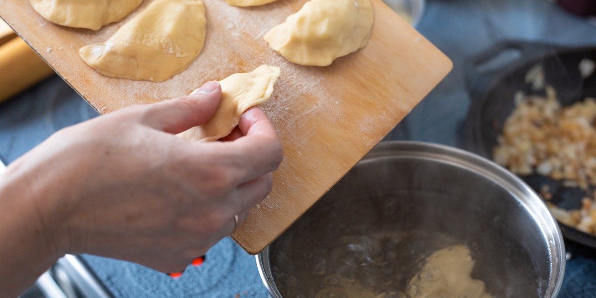 Pierogi gotujemy w dobrze osolonym wrzątku