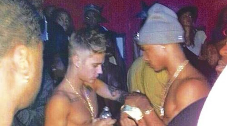 Bieber marékszám szórta  a pénzt a sztriptízbárban