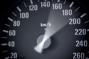 Transport zbiorowy i obniżenie limitów prędkości. Tak Europa chce zmniejszyć zużycie ropy z Rosji