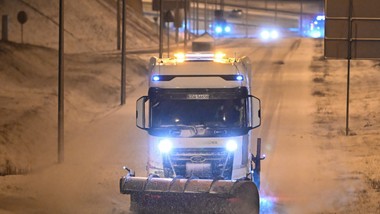 atak zimy paraliżuje polskę. s7 zablokowana, kolej i lotniska w chaosie