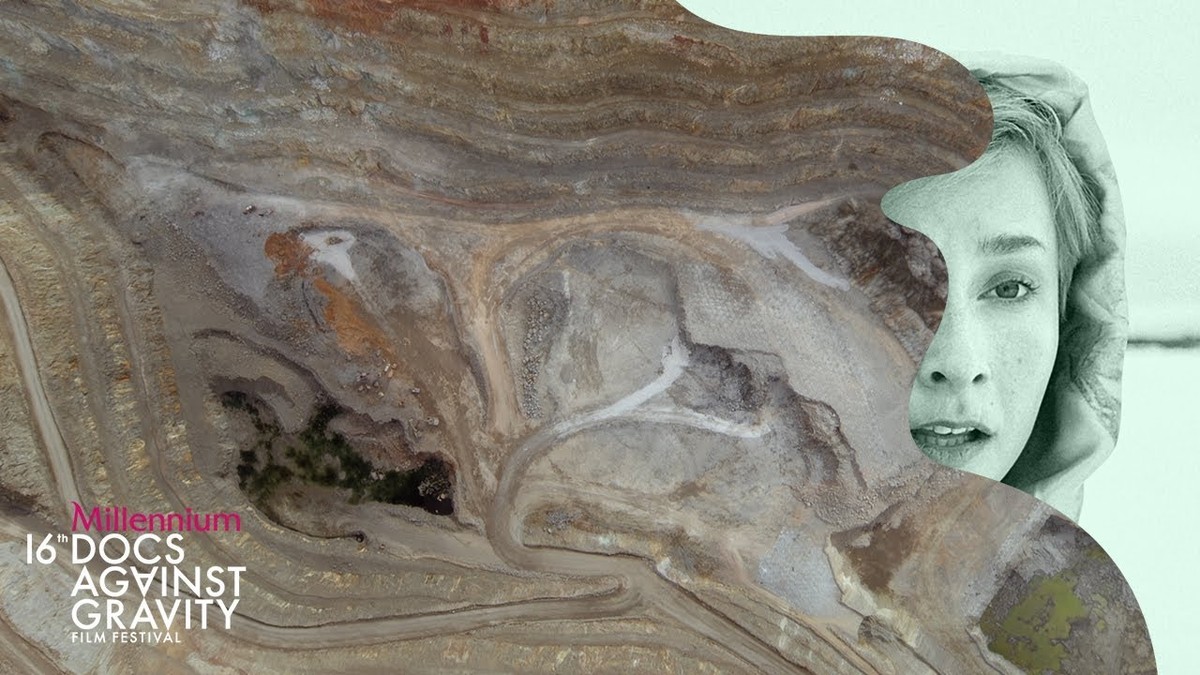 3. Ziemia Ludzie codziennie przemieszczają 156 milionów ton skał i ziemi, co powoduje, że staliśmy się dziś najbardziej znaczącym czynnikiem geologicznym naszych czasów. Wydobywając zawartość Ziemi, wydrążamy całe jej obszary, spłaszczamy i przesuwamy góry, na nowo kształtując otaczającą nas rzeczywistość. Film przedstawia ten proces, obrazując zakres niekontrolowanych zmian, jakich dokonujemy. Podróżujemy od San Fernando w Kalifornii, poprzez przełęcz Brenner na włosko-austriackiej granicy aż po miasta: Gyöngyös na Węgrzech, Carrara we Włoszech, Minas de Ríotinto w Hiszpanii, Wolfenbüttel w Niemczech i Fort McKay w Kanadzie. Obrazy zmian są zatrważające. Obszary wielkości dziesiątek boisk piłkarskich wyglądają dziś jak po strasznej katastrofie. Niektóre z nich są skażone, sprawiają wrażenie braku jakichkolwiek oznak życia. Skały wielkości katedr zostały wprost wyłupane spod ziemi. Wyrwane naturze, stają się jej ponurym zaprzeczeniem, abstrakcyjną anty-przyrodą, którą ekolog Bill McKibben nazwał końcem natury. Film zainspirowany jest koncepcją antropocenu, która zakłada, że ludzie dziś fizycznie wpływają i kształtują naszą planetę bardziej niż sama przyroda. Reżyser bada gigantyczny wpływ człowieka na naszą planetę. „Ziemia” to bez wątpienia jeden z najbardziej przejmujących i epickich filmów dokumentalnych ostatnich lat na temat środowiska.