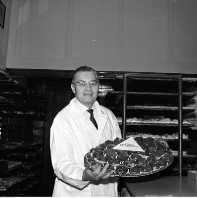 Jerzy Czesław Blikle z tacą pączków.