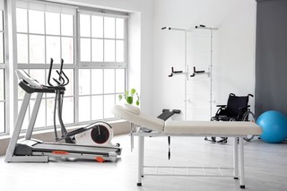 Eksperci ostrzegają przed pomysłem NFZ. Ograniczenie rehabilitacji w domu pacjentów uderzy w najbardziej potrzebujących