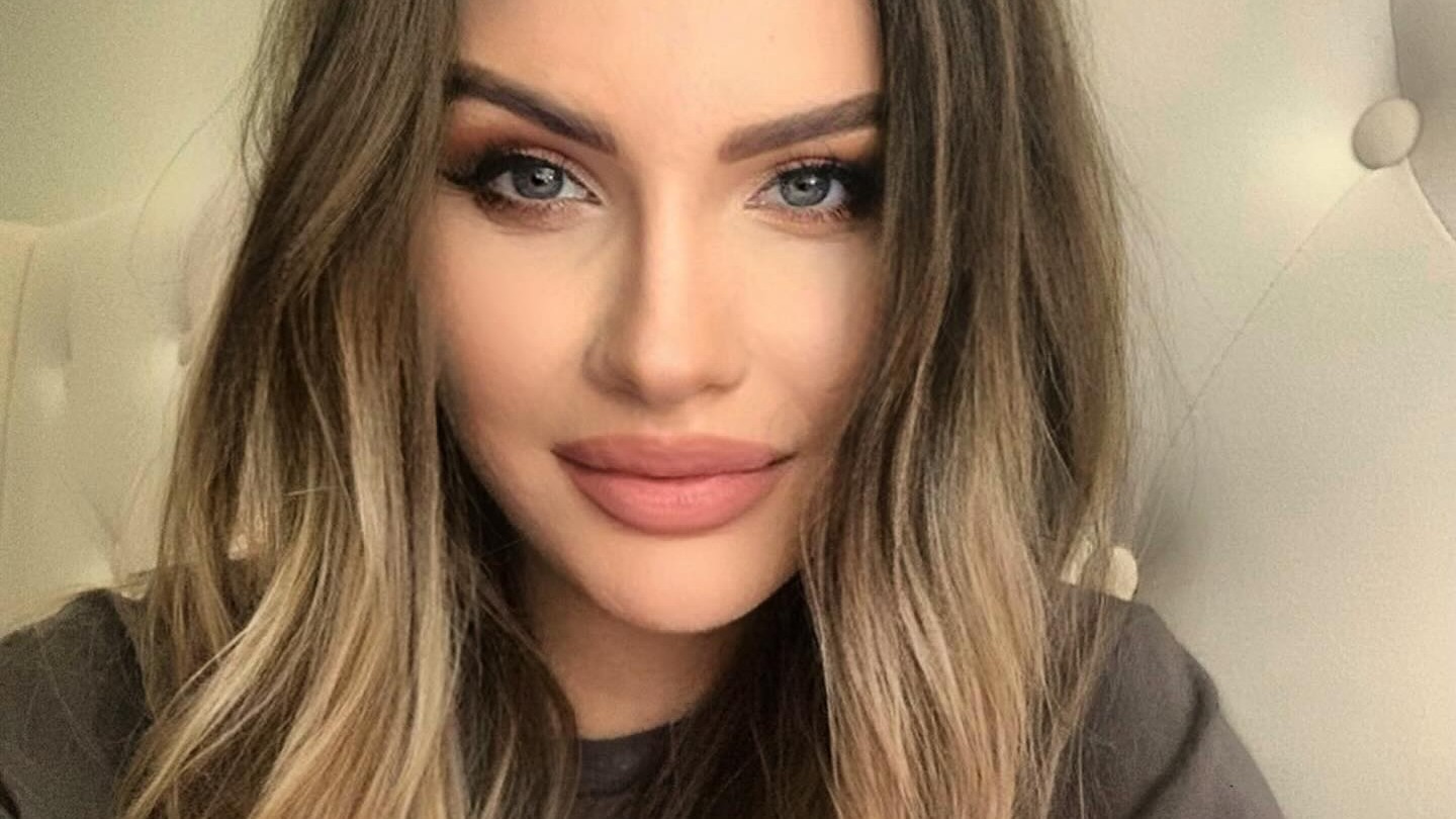 Finalistka súťaže Miss Slovensko 2015, modelka a influencerka Broňa Gregušová.
