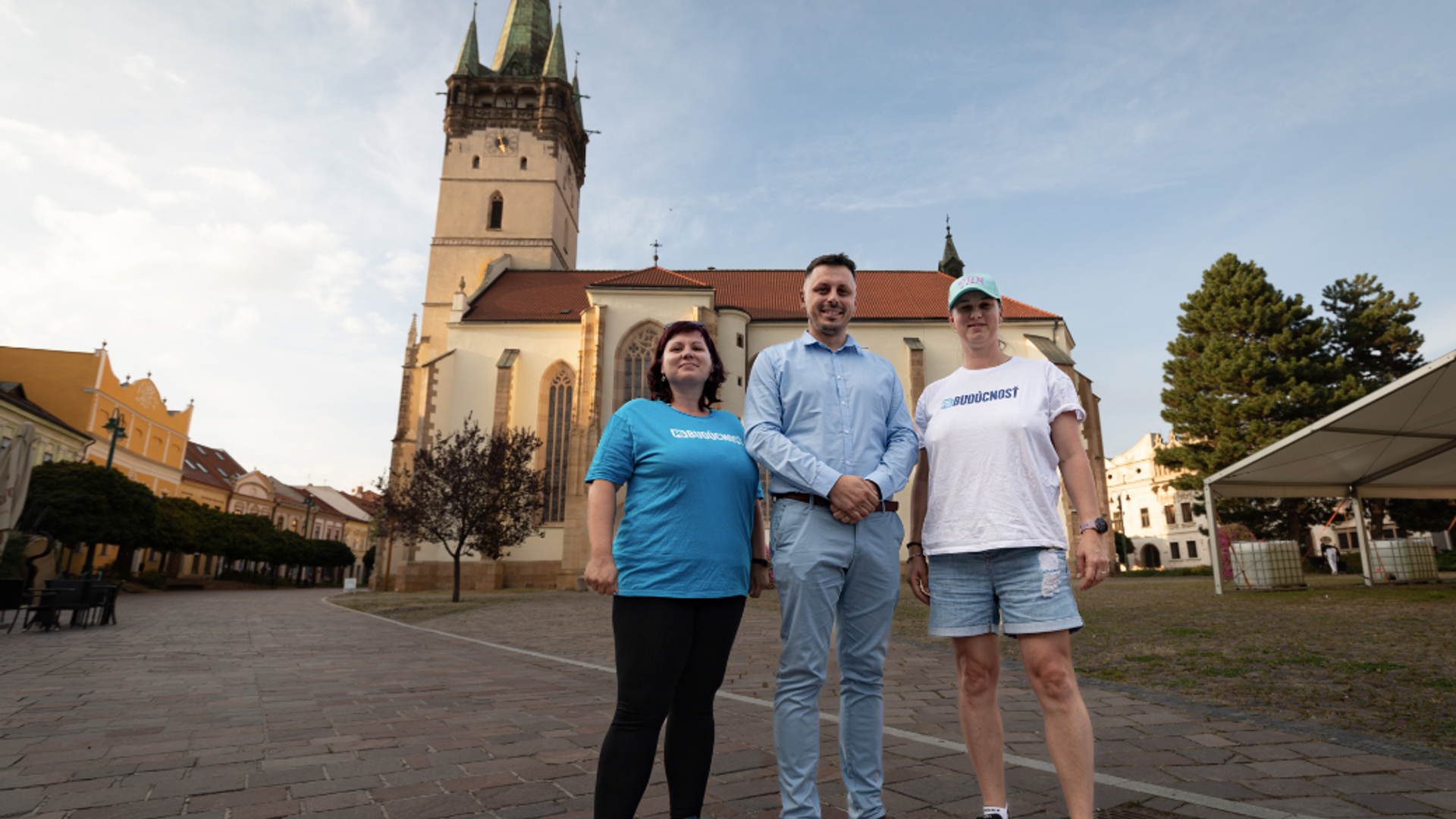 Preszów, Robert Dubovický, numer 35. na liście kandydatów Postęowej Słowacji do parlamentu prowadzi kampanię pod konkatedrą Św. Mikołaj. Pomagają mu kobiety z biura wyborczego w partyjnych koszulkach ze napisem „Przyszłość na piersiach