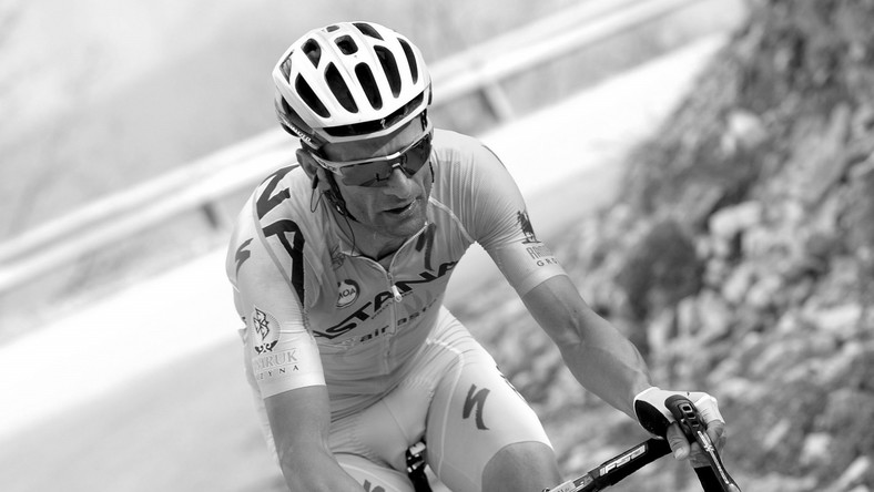 Zwycięzca Giro d'Italia 2011 oraz lider grupy Astana na tegoroczny wyścig dookoła Włoch Michele Scarponi zginął w sobotni poranek potrącony przez auto podczas treningu na rowerze. Miał 37 lat.