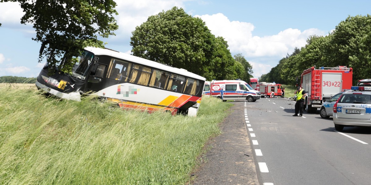 Wjechał w autokar z dziećmi