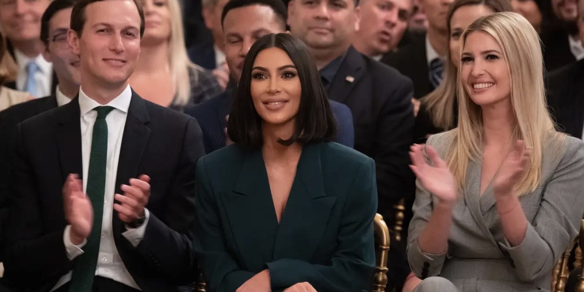 Kim Kardashian(w środku), Ivanka Trump(po prawej) i Jared Kushner biją brawo, gdy prezydent USA Donald Trump przemawia na temat zatrudniania drugiej szansy i reformy wymiaru sprawiedliwości w sprawach karnych w sali wschodniej Białego Domu w Waszyngtonie, 13 czerwca 2019 r.