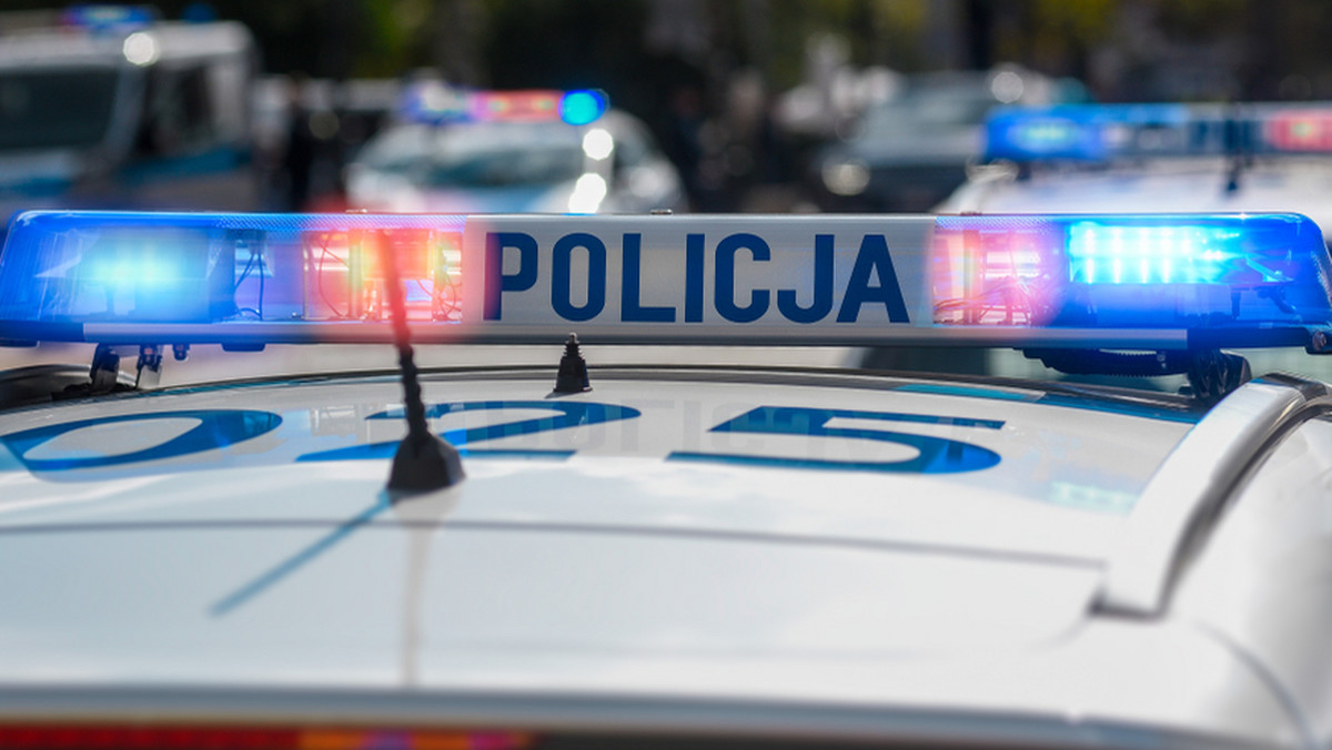 Policjanci zatrzymali 60-letnią kobietę, która nie opanowała samochodu na śliskiej nawierzchni i wjechała w ścianę sklepu. Jak informuje oficer prasowy KP Policji w Namysłowie, okazało się, że kobieta nigdy nie miała prawa jazdy.