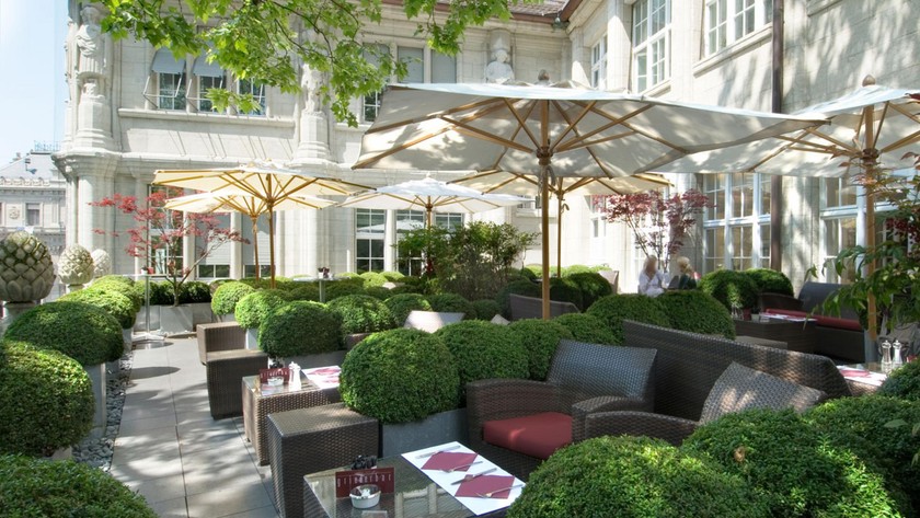 Au dernier étage du magasin Grieder, une terrasse vous attend avec une vue imprenable sur Paradeplatz.