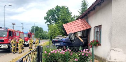 Tak skończyła się "szarża" 19-latka. Zdemolował ganek i wbił się w ścianę domu