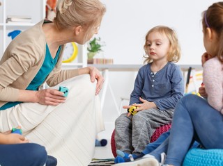 Ministrowie kończą kadencję zastraszającymi wymaganiami dla nauczycieli? KO bada sprawę