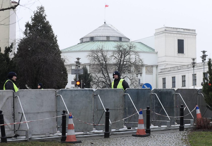 Ponad 2,5 mln zł na akcję policji! Zamiast porządku, pilnowali Sejmu