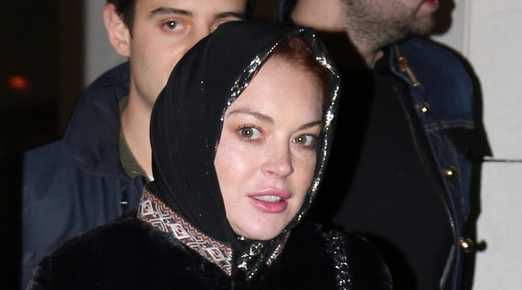 Lindsay Lohan fekete fejkendőben utazott / Fotó: Profimedia-Reddot