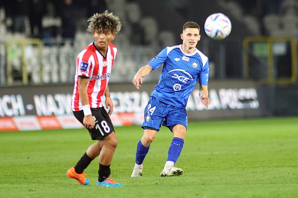 Zawodnik Cracovii Takuto Oshima (L) i Maciej Wolski (P) z PGE FKS Stali Mielec podczas meczu piłkarskiej Ekstraklasy