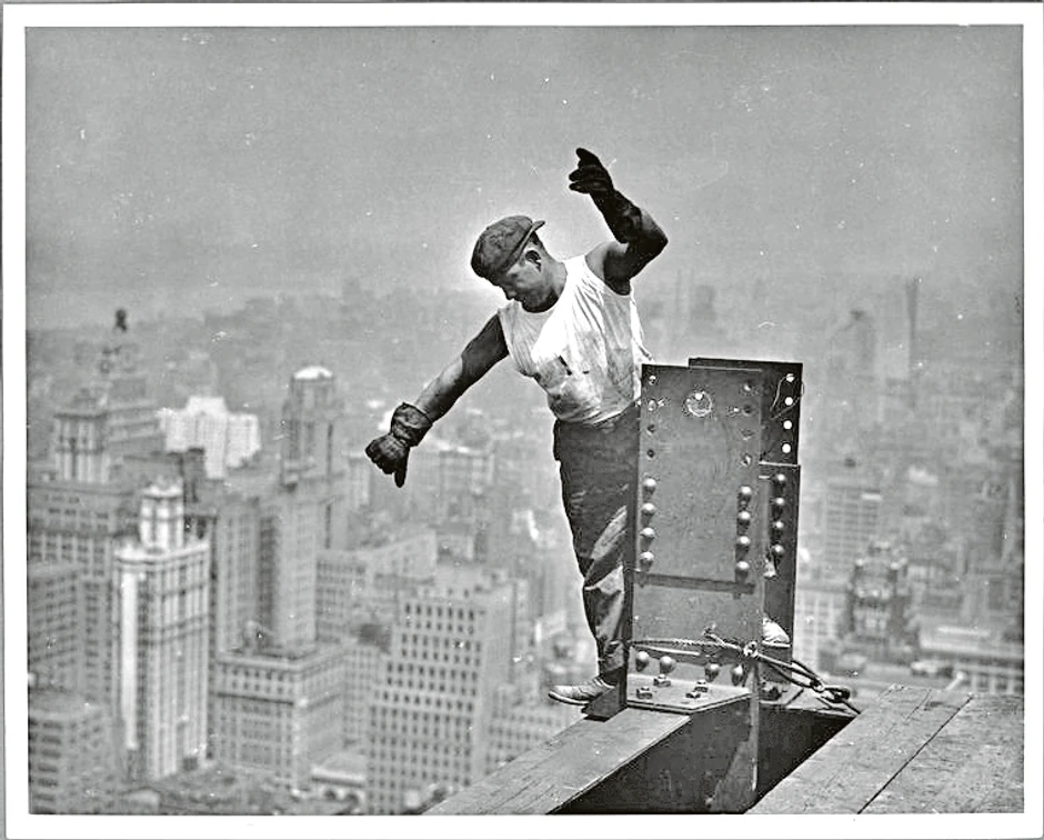 Na izgradnji je ukupno radilo oko tri hiljade radnika, koji su nedeljno u proseku radili nešto više od četiri sprata