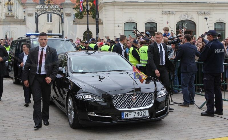 Jaguar XJ LWB z książęcą parą na pokładzie