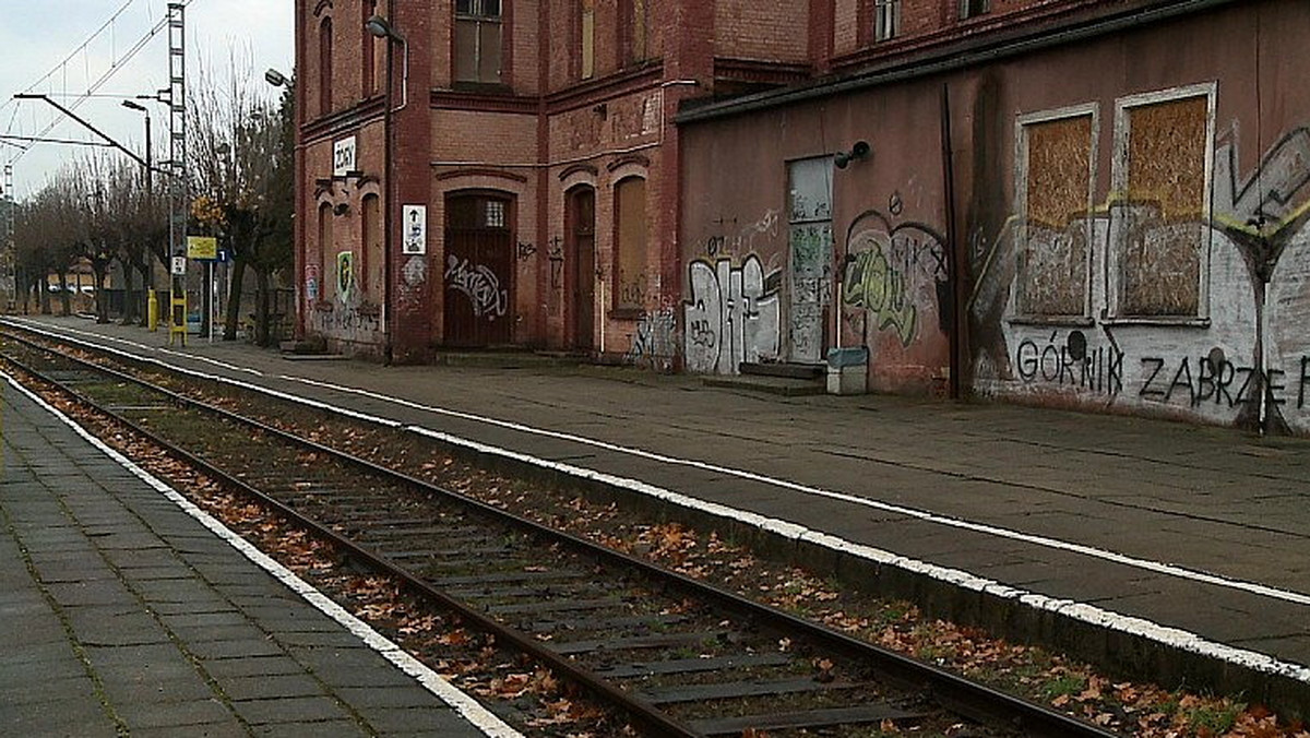 Jedni je kupili, a inni dostali. Jednak bez względu na to, w jaki sposób gminy weszły w posiadanie dworców, cel był taki sam. Przywrócić im dawny blask i zrobić z nich wizytówkę miast. Tyle, że jak się okazało, w wielu przypadkach skończyło się jedynie na ambitnych planach. O sprawie Telewizja Silesia.