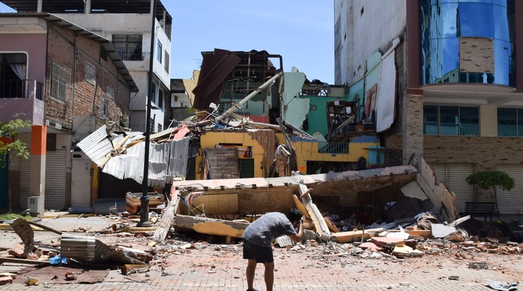 Az amerikai földtani intézet (USGS) mérése szerint 6,7-es erősségű földrengés rázta meg Ecuador délnyugati részét / Fotó: MTI/AP/Johnny Crespo