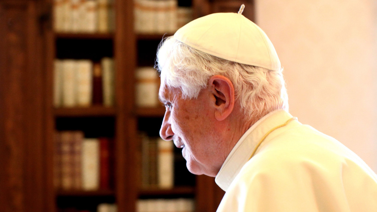 Benedykt XVI zwiedził 6 lipca wystawę, przygotowaną z okazji beatyfikacji Jana Pawła II, która w skrzydle Karola Wielkiego kolumnady bazyliki św. Piotra czynna jest od 29 kwietnia.
