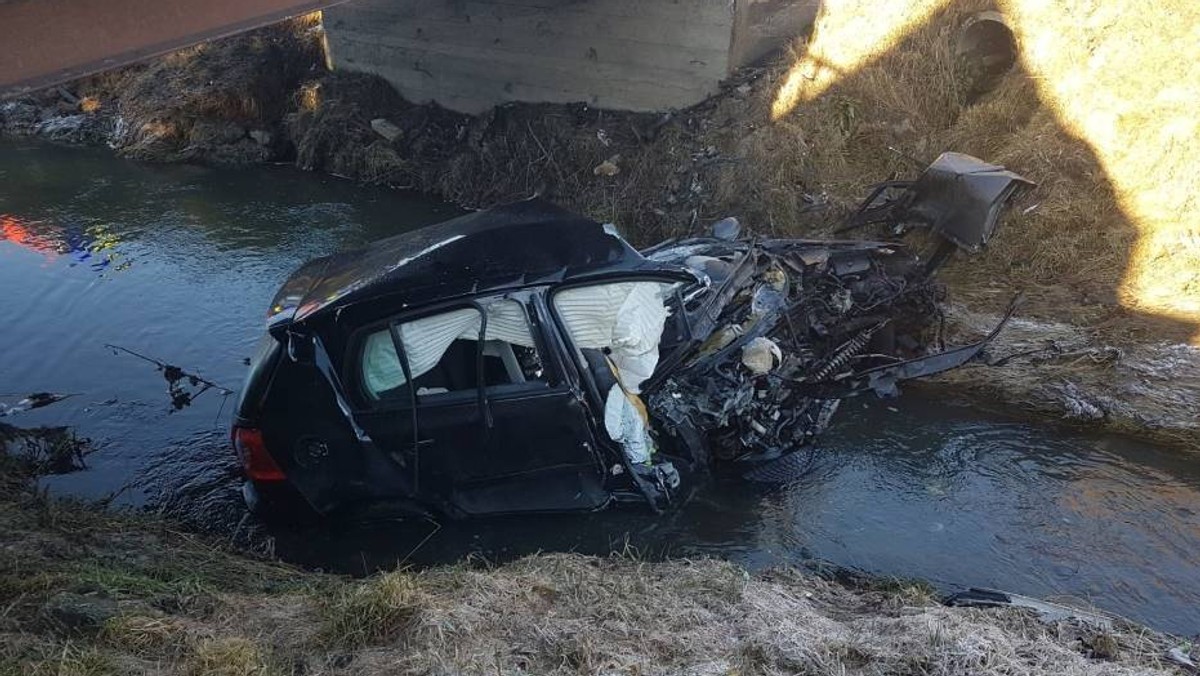 Skrzyszów. Samochód wylądował w potoku. 36-latek nie żyje