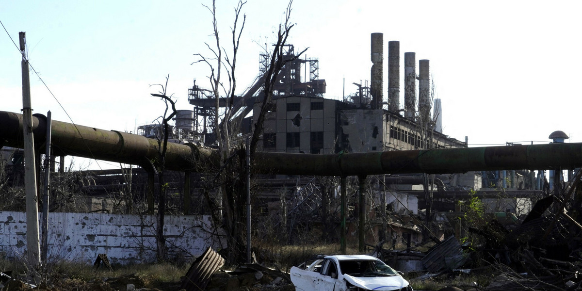 Jednym z symboli problemów ukraińskiego przemysłu jest zniszczona fabryka Azovstal w okupowanym przez Rosjan Mariupolu.