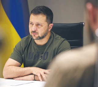 Zełenski już nie tak teflonowy