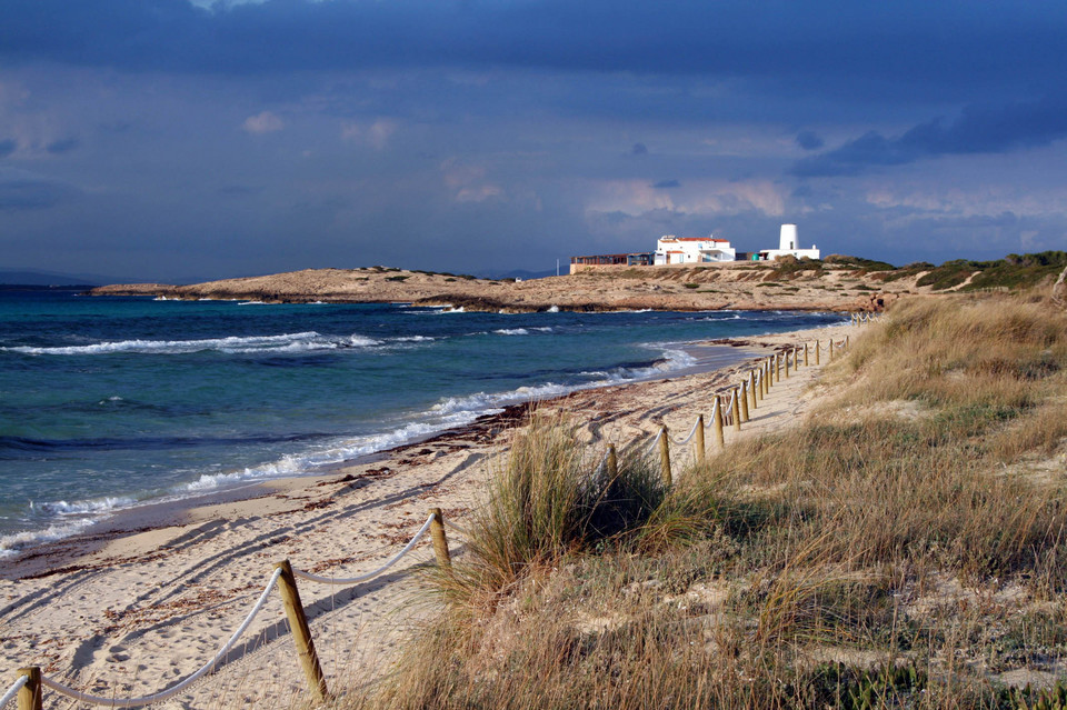 Plaże w Parku Przyrodniczym Ses Salines na Ibizie i Formenterze