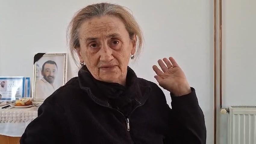 Majka Vladana Cenića koji je ubijen isprde kuće u selu kod Aleksinca