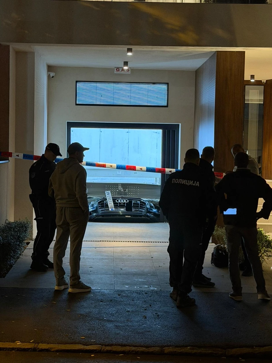 Automobil propao kroz garažni lift na Vračaru