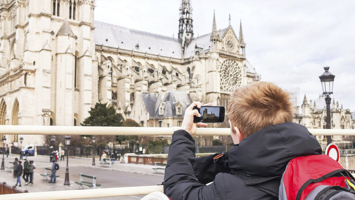 Podróżujesz? Wrzucasz selfie i zdjęcia atrakcji turystycznych do sieci? Najpopularniejsze miejsca, takie jak Times Square w Nowym Jorku, katedra Notre Dame w Paryżu czy podparyski Disneyland są najbardziej narażone na cyberataki hakerów. Sprawdź, gdzie Twój smartfon, tablet czy inne urządzenie mobilne nie są bezpieczne.