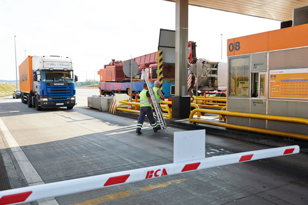 Płatny odcinek autostrady A1 - bramki na placu poboru opłat w Rusocinie. Fot. PAP/Adam Warżawa