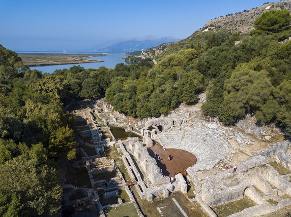 Odwiedź starożytne miasto Butrint, ukryte w sercu Parku Narodowego