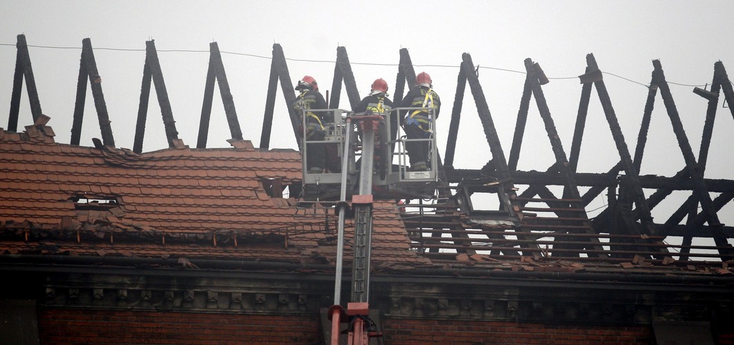 Dogaszanie pożaru zabytkowej katedry pw. Wniebowzięcia Najświętszej Maryi Panny w Sosnowcu