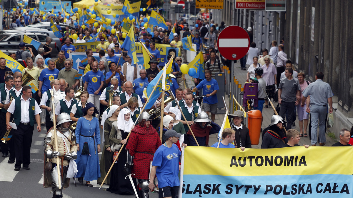 Dwa tysiące osób, wśród nich poseł Kazimierz Kutz, wzięło udział w 5. marszu zwolenników autonomii dla Śląska w Katowicach. Cały ten ruch autonomii śląskiej będzie z roku na rok coraz silniejszy, dlatego że jest on autentyczny; Ślązacy istnieją - mówił Kutz.