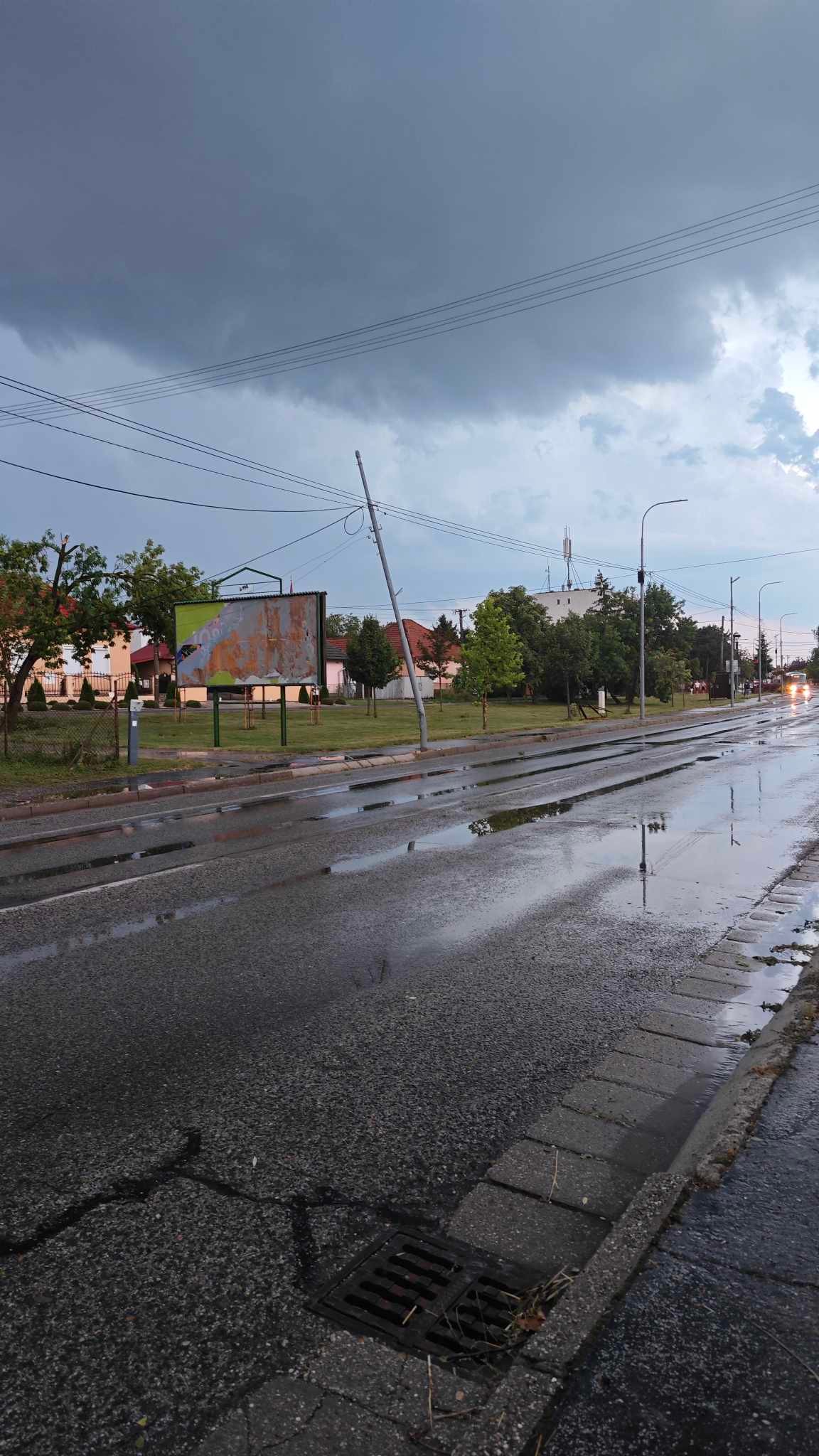 Obec Tvrdošovce po búrke.