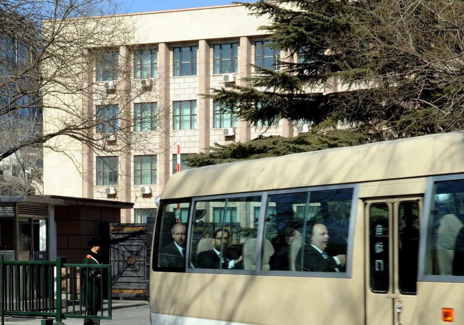 Američka delegacija predvođena Glinom Dejvisom napušta korejsku ambasadu u Pekingu